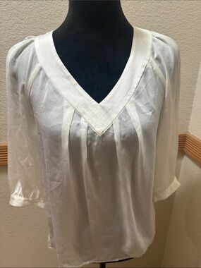 Banana Republic Petite M Women’s White V-Neck Pleated Blouse